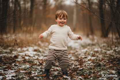 Bambino con pantaloni a righe marroni