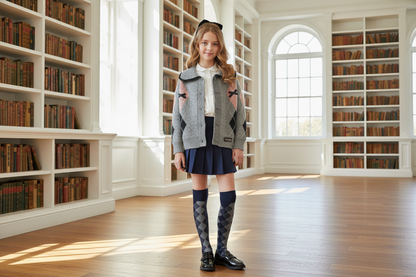 Ragazza con cardigan grigio a quadri