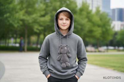 Ragazzo con felpa cappuccio grigia antivento