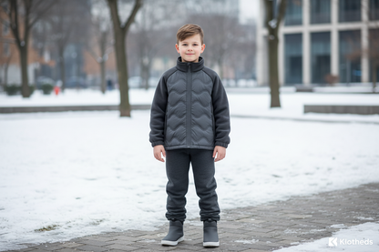 Ragazzo con giacca imbottita grigia collo alto