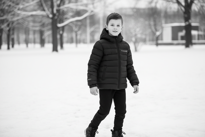 Ragazzo con giacca trapuntata nera