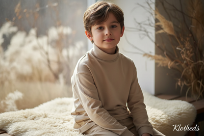 Ragazzo con maglia collo alto beige